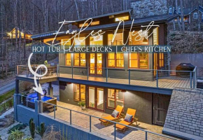 Mountain Bliss: 4BR ,Hot Tub, Views, Games!